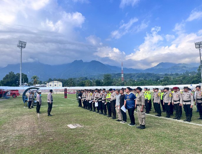 Personel Gabungan TNI-Polri Amankan Rangkaian Pembukaan Turnamen Sepak Bola Bupati Ende Cup 2025