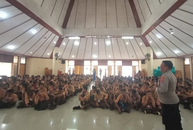 Polres Ende Berikan Pembinaan Mental dan Sosialisasi Penerimaan Polri di SMKN 2 Ende