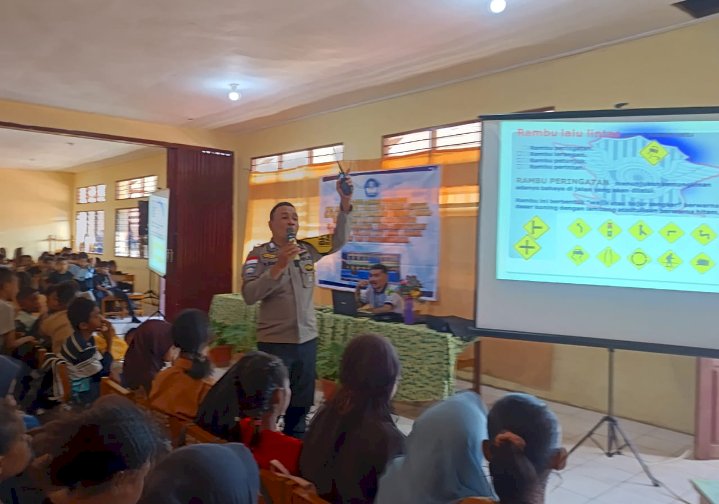 Bhabinkamtibmas Kelurahan Onekore Sosialisasikan Tertib Berlalu Lintas kepada Siswa SMPN 2 Ende