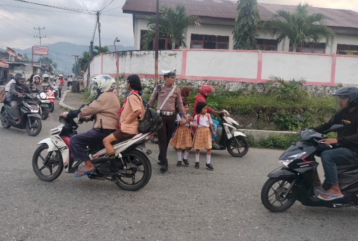 Polri Untuk Masyarakat, Satlantas Polres Ende Komit Kawal Keselamatan Pelajar