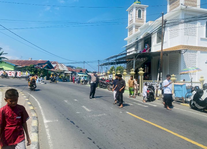 Polres Ende Laksanakan Pengamanan Ibadah Sholat Jum’at, Beri Rasa Aman Kepada Masyarakat
