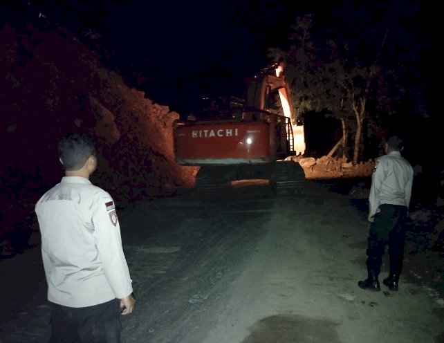 Polres Ende Bersama Instansi Terkait Sigap Tangani Longsor di Jalan Raya Ende - Maumere