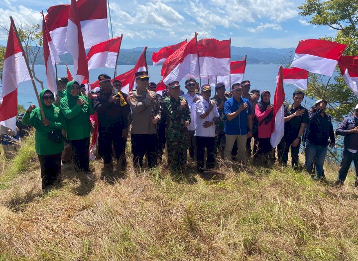 Sinergi TNI – Polri dan Stakeholder, Bendera Merah Putih Berkibar di Bukit Embu Wea Pulau Ende