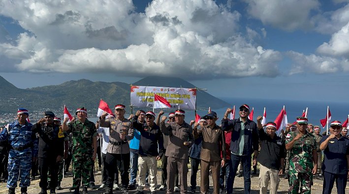 Polres Ende Ajak Masyarakat Kibarkan Merah Putih di Puncak Bukit Kezimara