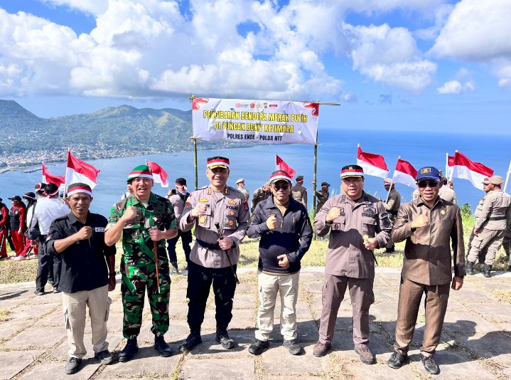 Polres Ende Ajak Masyarakat Kibarkan Merah Putih di Puncak Bukit Kezimara