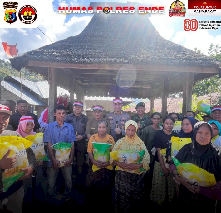 Kapolres Ende bersama Forkompinda Gelar Bakti Sosial Usai Pengibaran Bendera di Bukit Kezimara