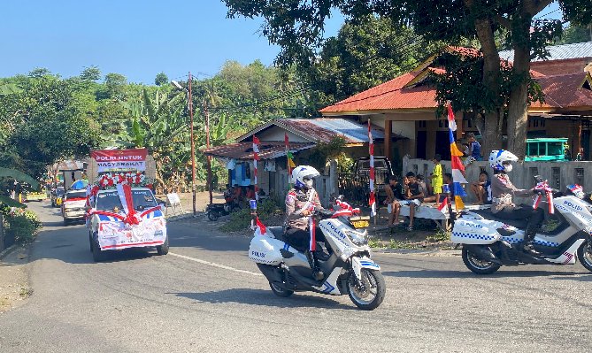 Polres Ende Turut Meriahkan Karnaval Mobil Hias Hari Kemerdekaan RI ke-80