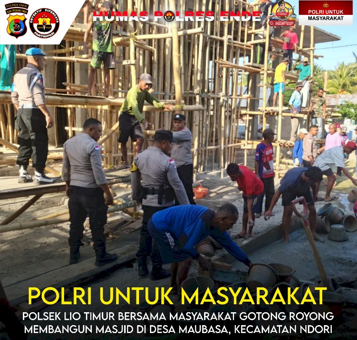 Polri dan Masyarakat Gotong Royong Cor Dak Masjid Babul Fattah di Desa Maubasa