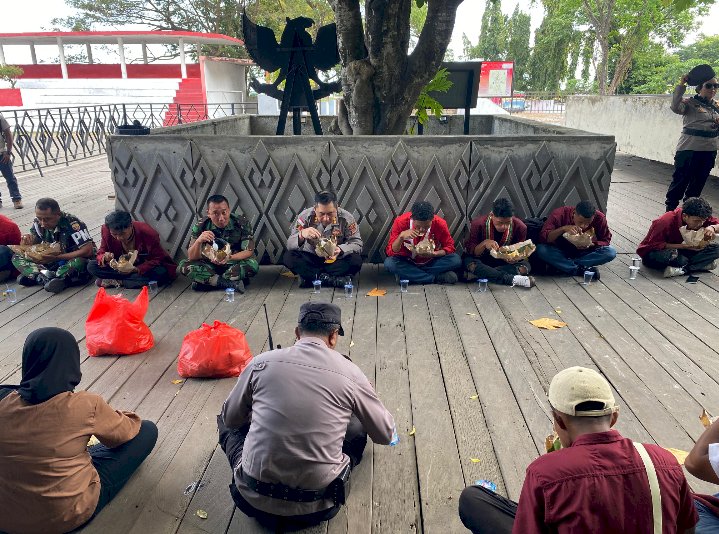 Doa Bersama Petugas dan Mahasiswa, Simbol Kebersamaan Menjaga Demokrasi dan Kedamaian di Ende
