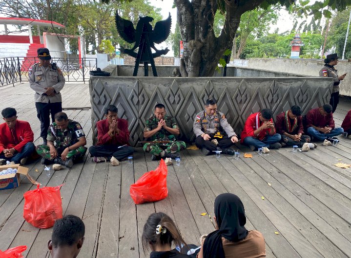 Doa Bersama Petugas dan Mahasiswa, Simbol Kebersamaan Menjaga Demokrasi dan Kedamaian di Ende