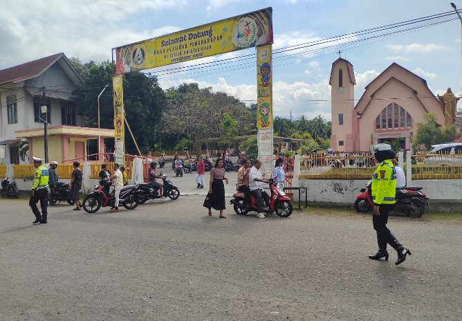 Polres Ende Laksanakan Pengamanan Ibadah Misa Minggu di Sejumlah Gereja