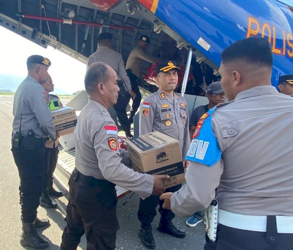 Polri Untuk Masyarakat, Polres Ende Bantu Distribusikan Bantuan Kemanusiaan Polri untuk Korban Banjir di Mauponggo