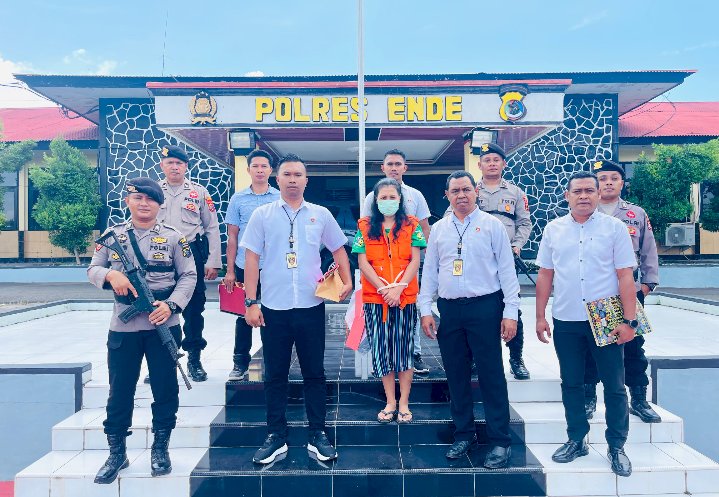 Berkas Perkara Korupsi Lengkap, Penyidik Unit Tipidkor Satreskrim Polres Ende Serahkan Tersangka dan Barang Bukti ke Kejaksaan