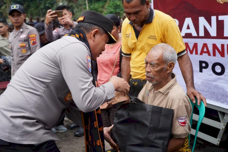 Bantuan Kemanusiaan Polri Tiba di Mauponggo Disambut Antusias Warga dan Bupati