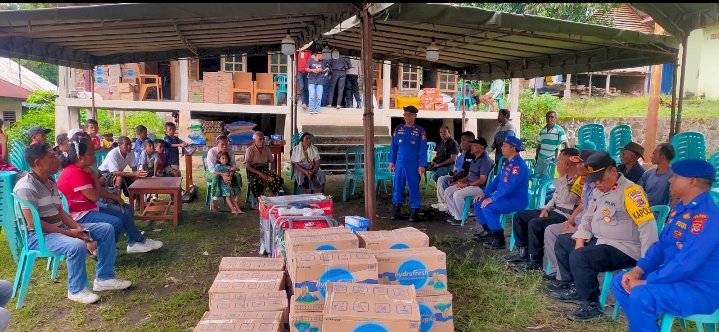 Polri Salurkan Bantuan Kemanusiaan untuk Korban Banjir Bandang dan Tanah Longsor di Mauponggo