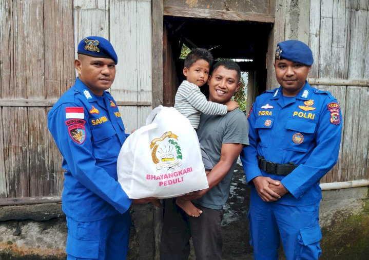 Polri Salurkan Bantuan Kemanusiaan untuk Korban Banjir Bandang dan Tanah Longsor di Mauponggo
