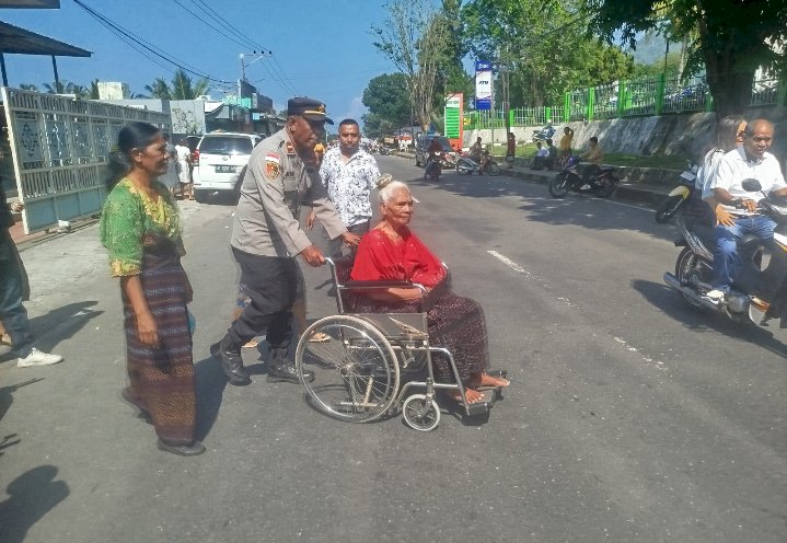 Polri Untuk Masyarakat, Polres Ende Laksanakan Pengamanan Ibadah Misa Minggu Pagi