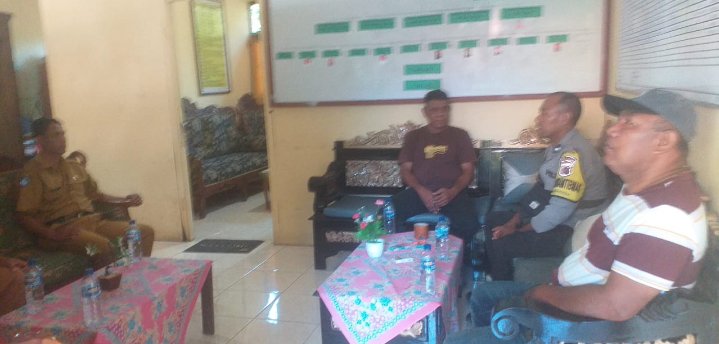 SPKT Polres Ende dan Bhabinkamtibmas Roworena Mediasi Permasalahan Warga, Sepakat Damai