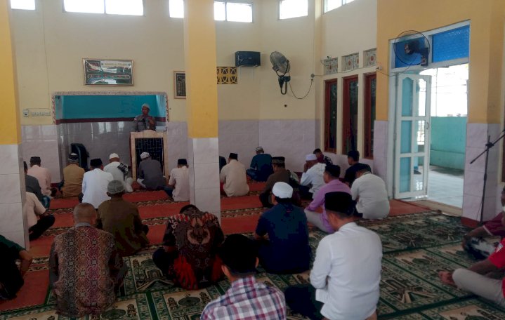 Khutbah Jum'at oleh Kasihumas Polres Ende di Masjid Al-Furqon Paupire