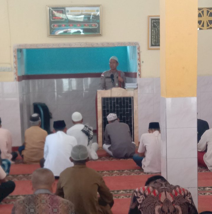 Khutbah Jum'at oleh Kasihumas Polres Ende di Masjid Al-Furqon Paupire