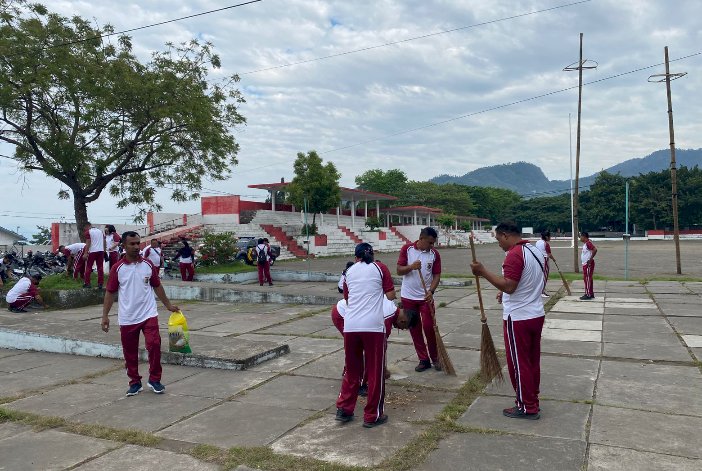 Polres Ende Bersama Masyarakat Gelar Kerja Bakti di sekitar Lapangan Pancasila