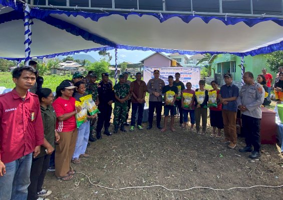 Polres Ende Salurkan Beras Murah untuk Warga Desa Nanganesa