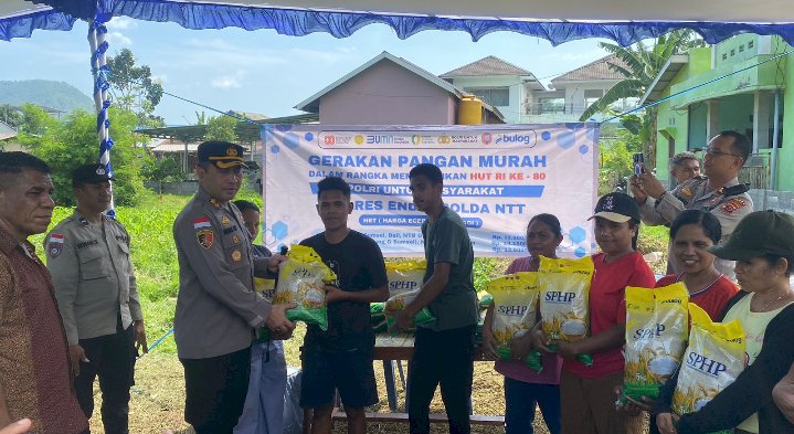 Polres Ende Salurkan Beras Murah untuk Warga Desa Nanganesa