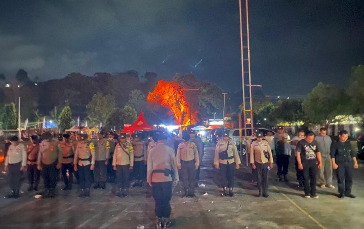 Petugas Gabungan Polri - TNI Sukses Amankan Konser Musik Piche Kota Meriahkan Pesta Intan SMKN 1 Ende