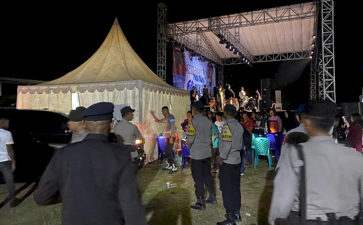 Petugas Gabungan Polri - TNI Sukses Amankan Konser Musik Piche Kota Meriahkan Pesta Intan SMKN 1 Ende