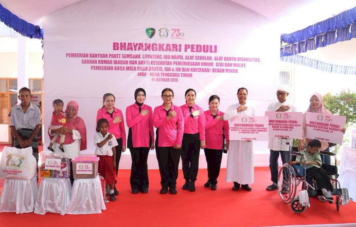 Ketua Umum Bhayangkari Pimpin Aksi Bhayangkari Peduli di Ende, Salurkan 5.000 Paket Bantuan Untuk 3 Kabupaten di NTT