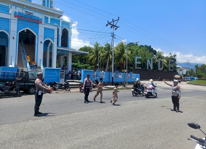 Polri Untuk Masyarakat, Polres Ende Amankan Kegiatan Ibadah Sholat Jum’at