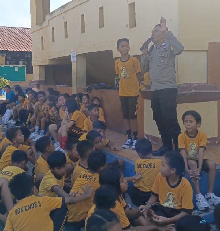 Bhabinkamtibmas Kelurahan Onekore Sosialisasikan Bahaya Perundungan kepada Siswa SDK Ende 3