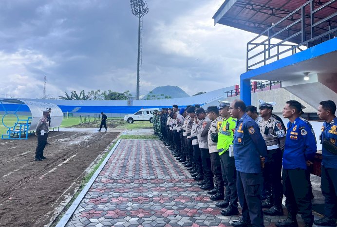 Polres Ende Laksanakan Pengamanan Pertandingan Pra ETMC 2025 di Stadion Marilonga