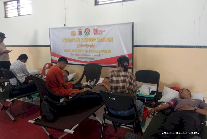 Hari Jadi ke-74 Humas Polri, Kapolres Ende dan Anggota Melaksanakan Kegiatan Donor Darah