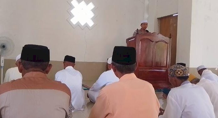 Polsek Pulau Ende Gelar Program Jum’at Curhat di Masjid Thayyibah Desa Redodori