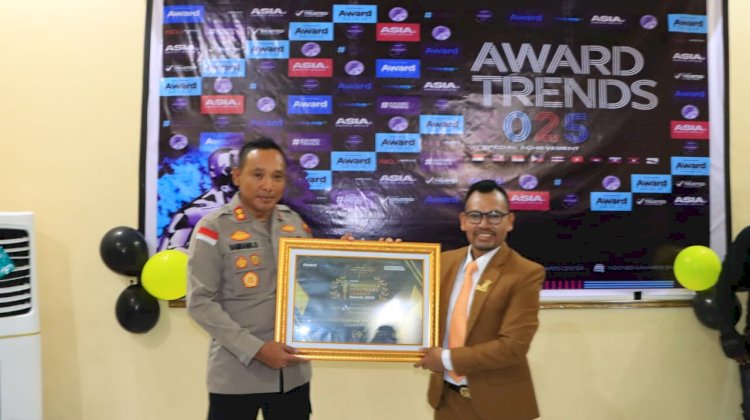 Seminar Nasional Peringati Hari Pahlawan 2025 Kapolres Sikka Terima Penghargaan 