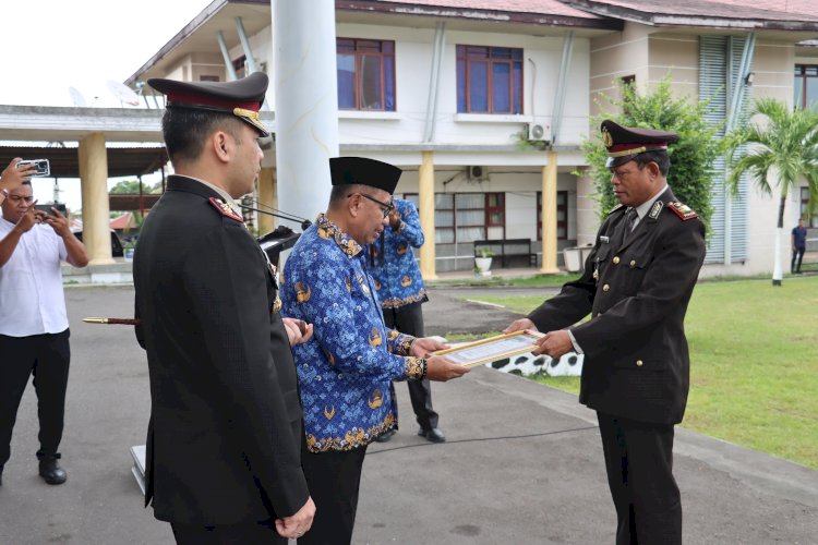 Peringati Hari Pahlawan, Wabup Ende Serahkan Piagam Kapolda NTT untuk Ipda Heru Sutaban