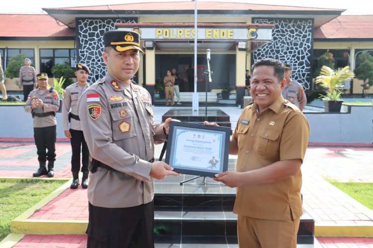 Apel Jam Pimpinan, Kapolres Ende Terima Penghargaan dari Ketua Panitia Eltari Memorial Cup ke XXXIV 2025