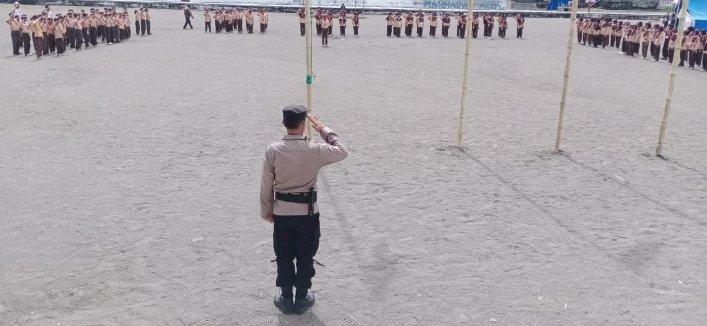 Kapolsek Pulau Ende Jadi Pembina Upacara Penutupan Perkemahan Pramuka SD se-Kecamatan Pulau Ende