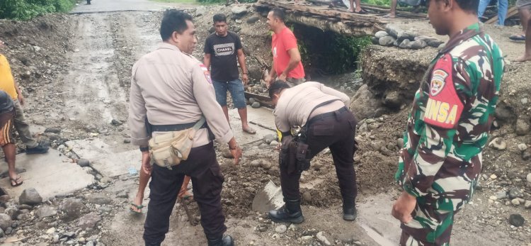 Sinergi TNI-Polri dan Masyarakat Cor Deker Jalan Trans Utara, Jembatan Darurat Jadi Solusi