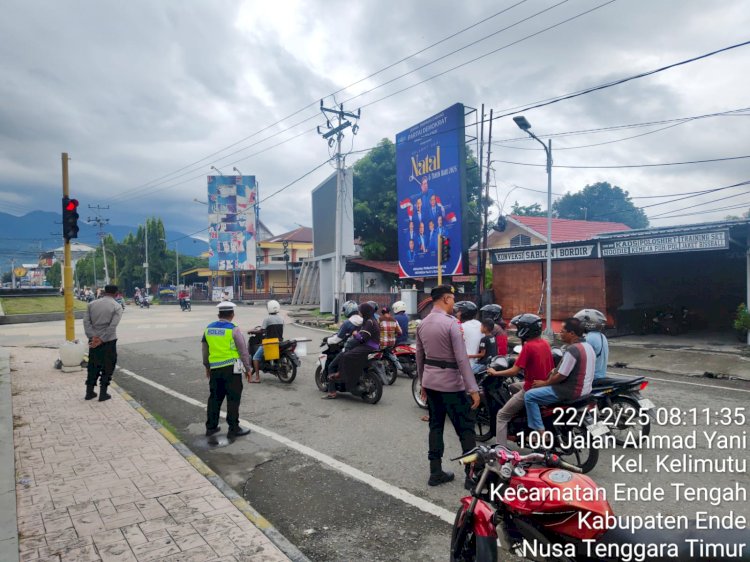 Wujudkan Kamseltibcar lantas yang Tertib, Personel Pos Pam Ops Lilin Turangga 2025 Polres Ende Gatur Lalin di Simpang Pelabuhan