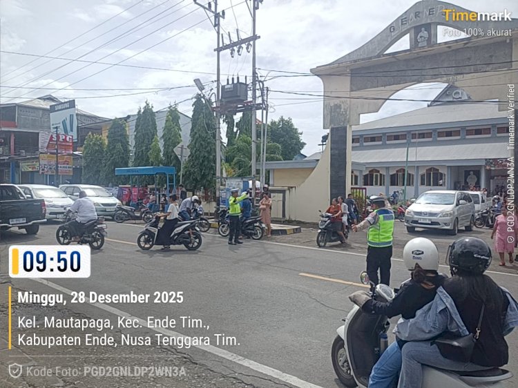 Jaga Ibadah Minggu Pagi, Personel Polres Ende Lakukan Pangamanan di Seluruh Gereja dalam Kota Ende
