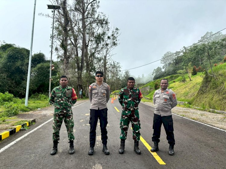 Sinergi TNI-Polri Jaga Kenyamanan Wisatawan di Puncak Danau Kelimutu