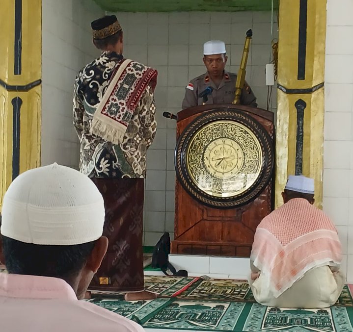 Melalui Kegiatan Jum'at Barokah, Kapolsek Pulau Ende Ajak Warga Jaga Iman dan Taqwa serta Jaga Kamtibmas
