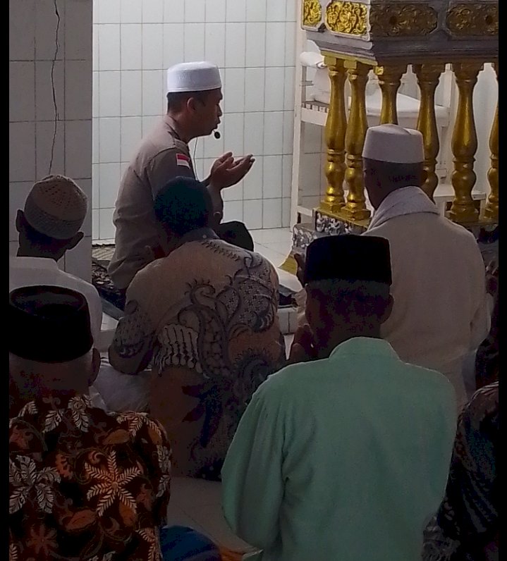 Kapolsek Pulau Ende Laksanakan Jum’at Barokah di Masjid Hayya ‘Ala Sholah