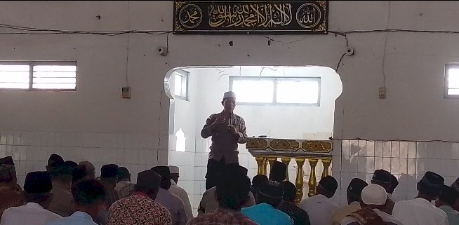 Kapolsek Pulau Ende Laksanakan Jum’at Barokah di Masjid Hayya ‘Ala Sholah