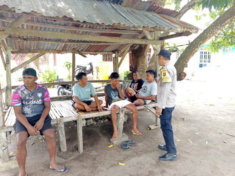 Waspada Cuaca Ekstrem, Bhabinkamtibmas Polsek Pulau Ende Sambangi Warga Desa Rorurangga