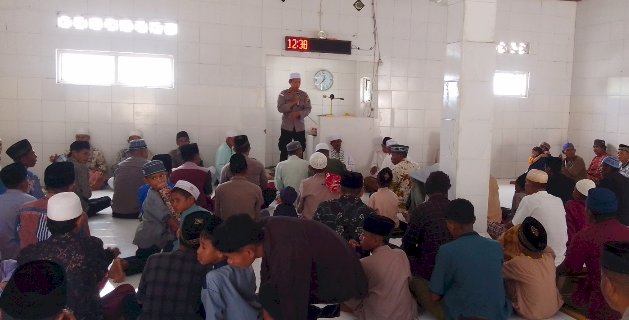 Melalui Kegiatan Jum'at Barokah, Kapolsek Pulau Ende Ajak Warga Jaga Iman dan Taqwa serta Jaga Kamtibmas