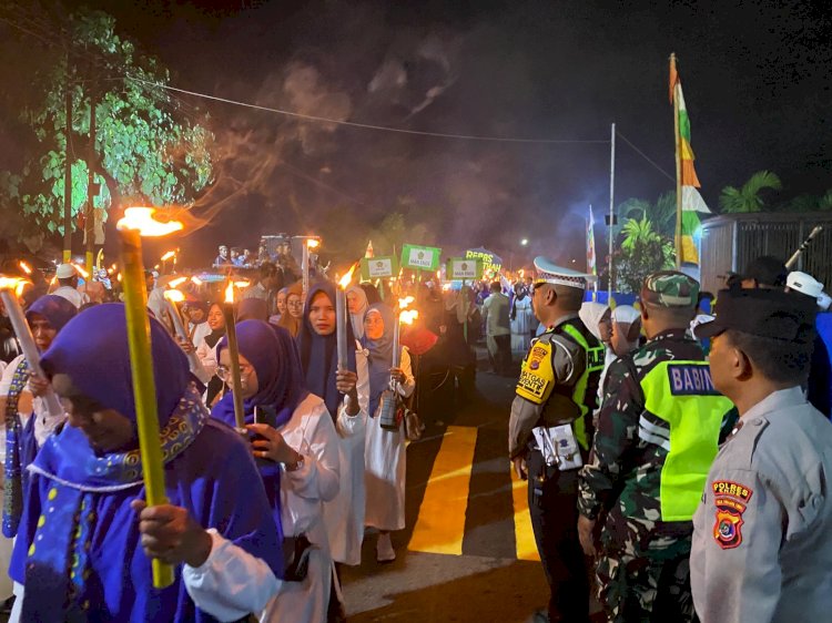 Gabungan Personel Polres Ende Amankan Jalanya Pawai Obor dalam Rangka Menyambut Bulan Suci Ramadhan 1447 H