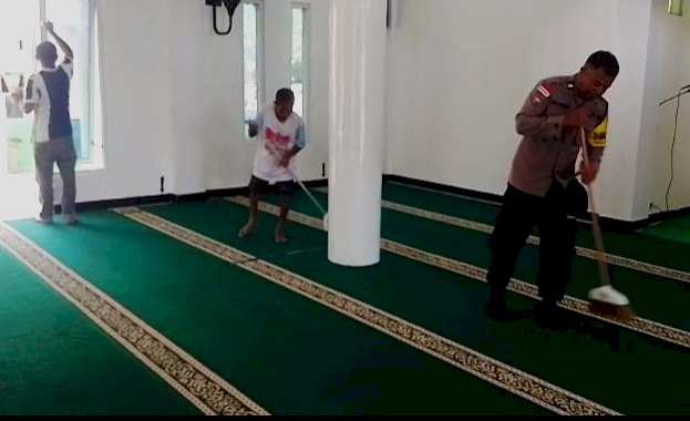 Dukung Program Pemerintah, Polsek Pulau Ende Laksanakan Gerakan Indonesia ASRI di Tempat Ibadah